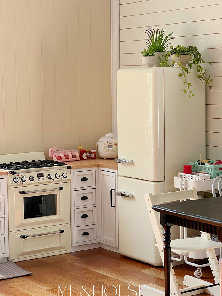 Kitchen Appliances List - Réfrigérateur en métal avec lumière, modèle